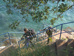 zejście do (lub wyjście z :)) wody