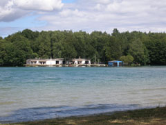 Baza Shark - widok z przeciwległego brzegu jeziora